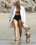 kim_cattrall_beach02.jpg