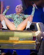 miley-cyrus-at-bangerz-tour-in-uniondale_10.jpg
