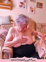OmaGeil.com_Granny_studying_her_exposed_breasts.jpg