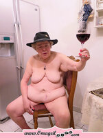OmaGeil.com_Naked_grandma_celebrating_nudity.jpg