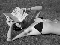 Девушка читает книгу 'Секс и Христианин', парк Оксфордского университета, 1960-е годы.jpg