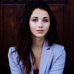 emily-rudd-devushka-glaza.jpg