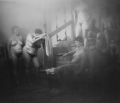 1656805844_58-pirogzla-com-p-porno-golikh-sovetskikh-devushek-v-obshche-64.jpg