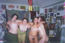 1656805795_29-pirogzla-com-p-porno-golikh-sovetskikh-devushek-v-obshche-32.jpg